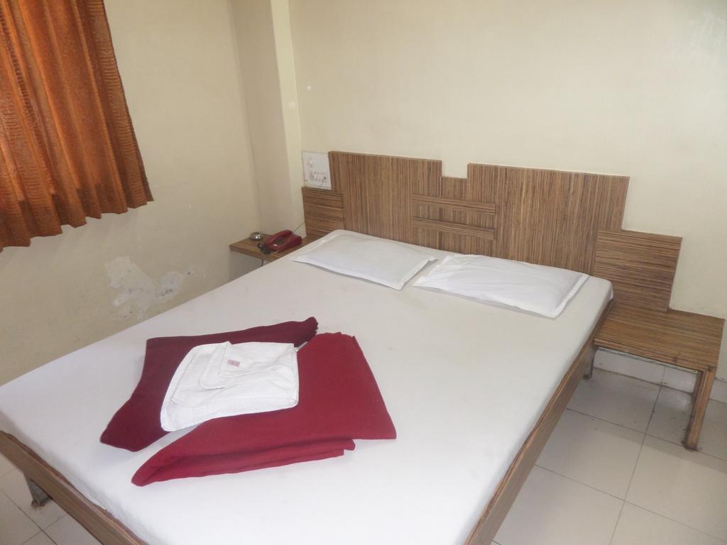Hotel Sai Ratna 纳西克 客房 照片